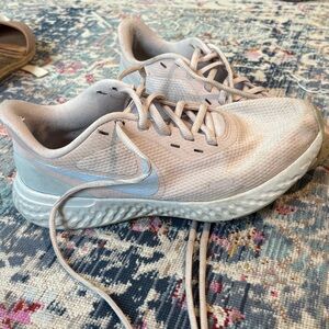Nike Women's Athletic Shoes - Light Pink and Gray